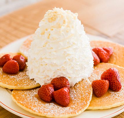 StrawberryWhippedCream_MacadamiaNuts_Pancakes-1-428x406