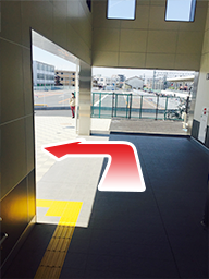 階段を降りたら左で外に出ます。